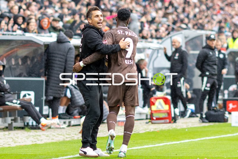 Marcel Rapp umarmt den Torschützen #9 Abdoulie Ceesay (FC St. Paul*i) an der Seitenlinie