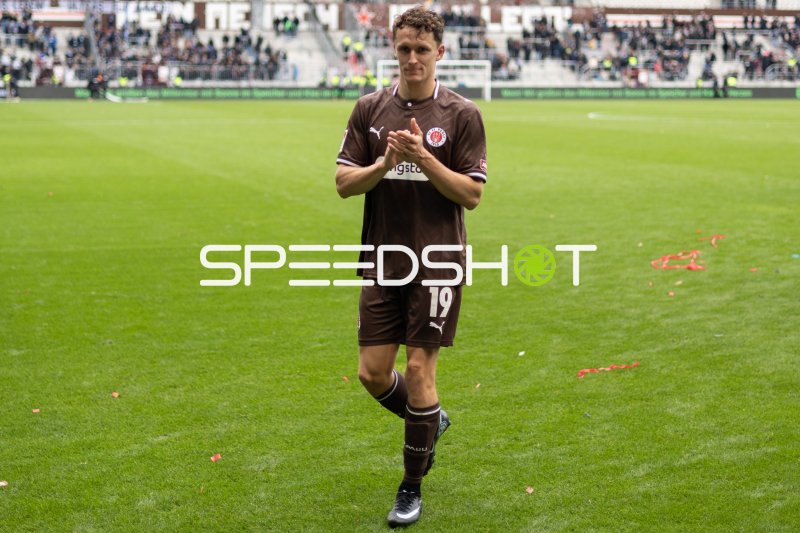 Martijn Kaars (#19; FC St. Pauli) applaudiert den Fans im Millerntor-Stadion