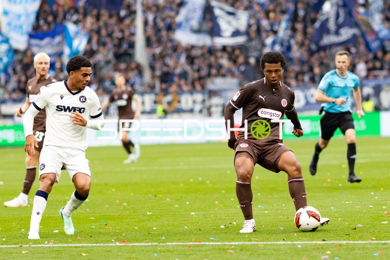 Joel Chima Fujita (#None; VfL Osnabrück) am Ball gegen Karlsruher SC