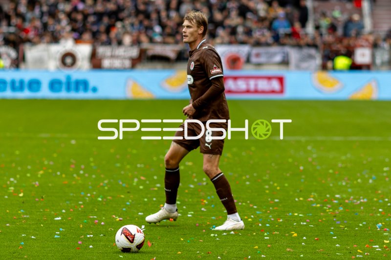 Eric Smith (#8; FC St. Pauli) mit Ball im Millerntor-Stadion
