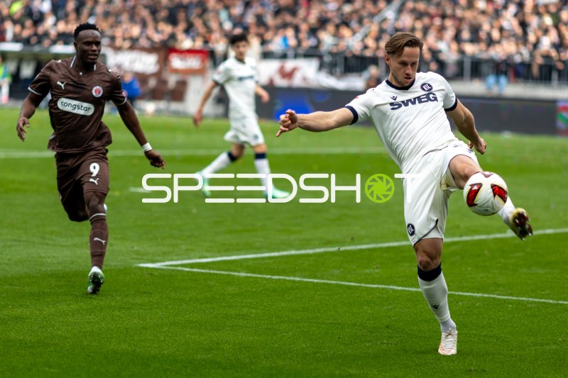 Christoph Kobald (#22; Karlsruher SC) kontrolliert den Ball gegen St. Pauli