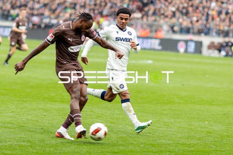 Kevin Wiethaup (#7; VfL Osnabrück) im Zweikampf gegen FC St. Pauli