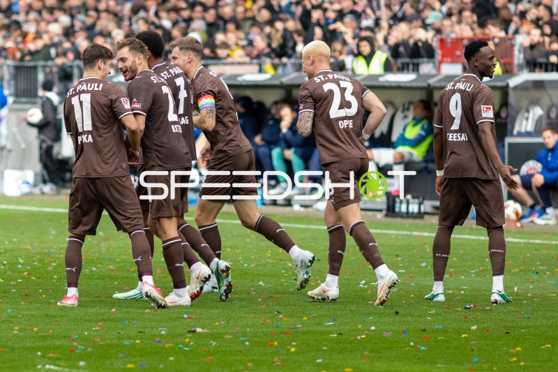 Abdoulie Ceesay (#9; FC St. Pauli) und Teamkollegen feiern das Tor von #21 Lars Ritzka (FC St. Pauli) im Millerntor-Stadion