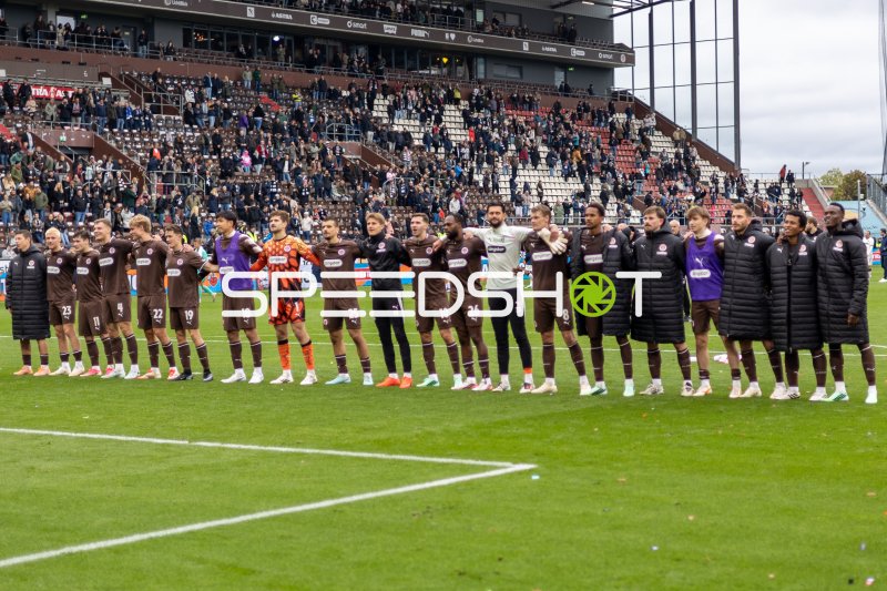 Die Mannschaft des FC St. Pauli lässt sich nach dem Spiel vor der Kurve feiern