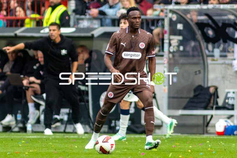Abdoulie Ceesay (#9; FC St. Pauli) im Spielaufbau am Millerntor