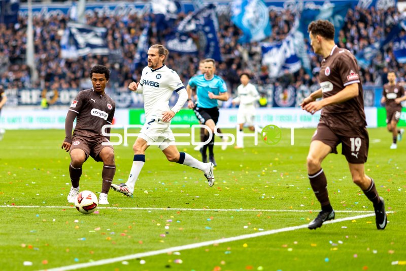 Joel Chima Fujita und Sebastian Jung im Zweikampf im Millerntor-Stadion
