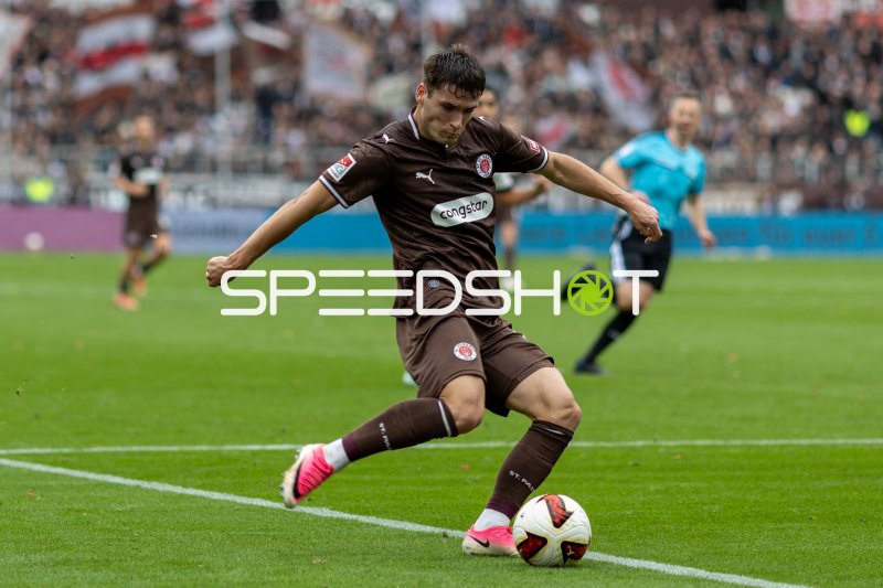 Arkadiusz Pyrka im Ballkontakt beim FC St. Pauli