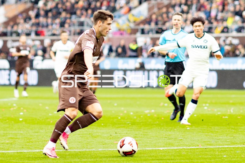 Arkadiusz Pyrka (FC St. Pauli) mit Ball gegen Karlsruher SC
