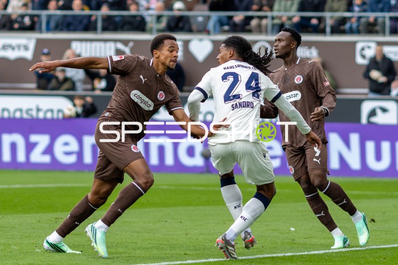 Abdoulie Ceesay (#9; FC St. Pauli) im Zweikampf gegen Sandro Trémoulet (#24; Karlsruher SC)