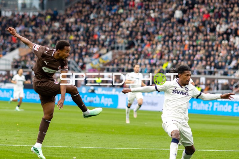 #7 Yousoupha Niang (FC St. Pauli) im Luftduell gegen Karlsruher SC-Abwehr