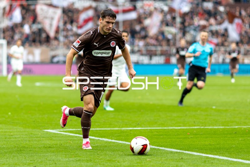 Arkadiusz Pyrka im Dribbling für FC St. Pauli am Millerntor