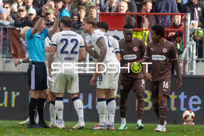 Abdoulie Ceesay und FC St. Pauli im Spiel am Millerntor