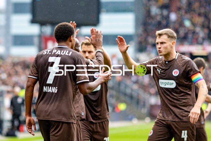 #21 Lars Ritzka (FC St. Pauli) im Hintergrund, #4 David Nemeth (FC St. Pauli) und #7 Yousoupha Niang (FC St. Pauli) jubeln