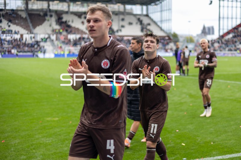 David Nemeth und Arkadiusz Pyrka bedanken sich bei den Fans im Millerntor-Stadion