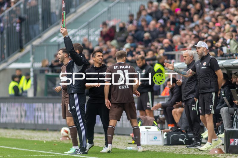Marcel Rapp beglücktwünscht #21 Lars Ritzka (FC St. Pauli) zu seinem Tor