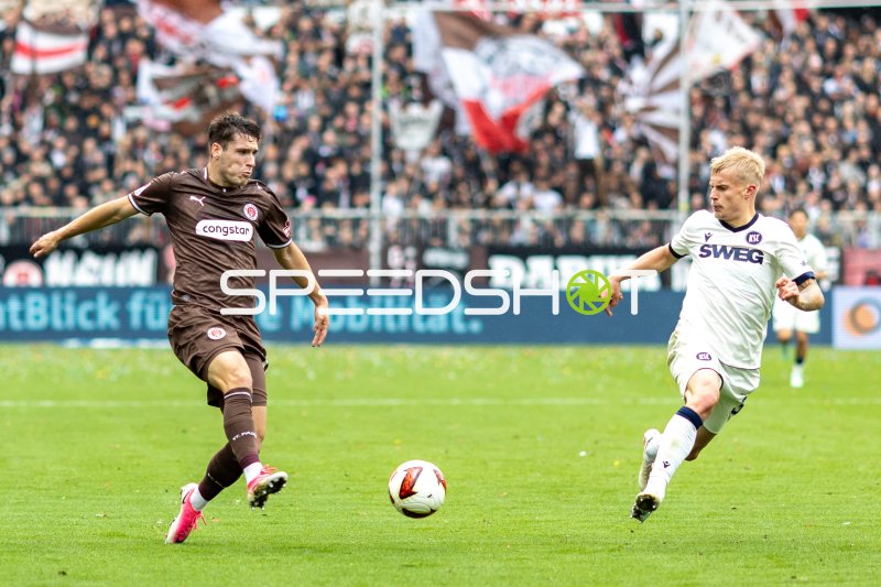 Arkadiusz Pyrka (FC St. Pauli) gegen Viktor Bergh (Karlsruher SC) im Zweikampf