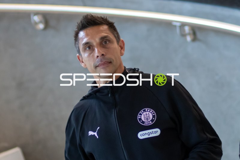 Marcel Rapp, Trainer des FC St. Pauli, im Millerntor-Stadion
