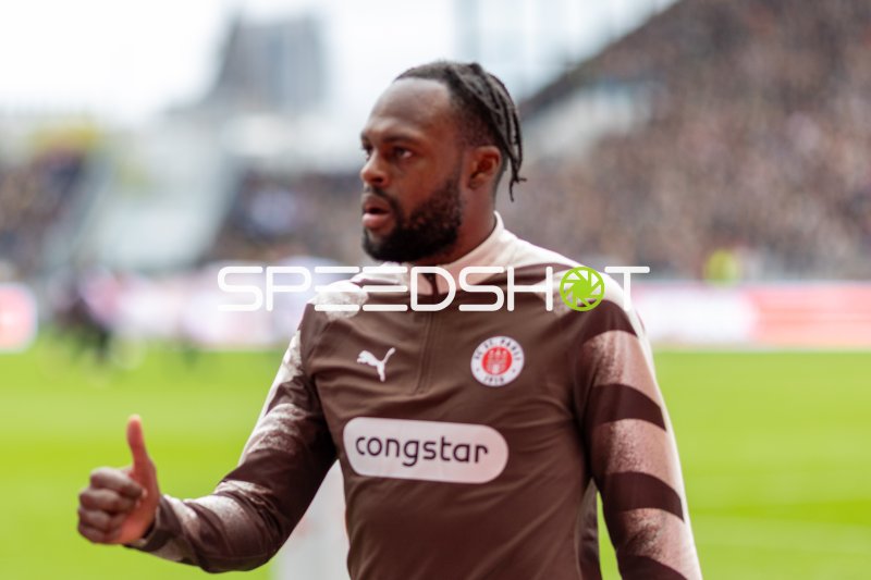 Ricky-Jade Jones im FC St. Pauli Trikot am Millerntor-Stadion