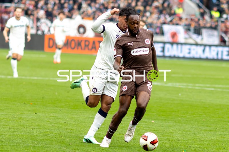Ricky-Jade Jones (FC St. Pauli) im Zweikampf gegen Karlsruher SC