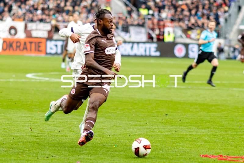 Ricky-Jade Jones im Dribbling für FC St. Pauli am Millerntor