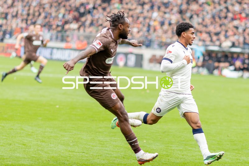 Kevin Wiethaup (#7; Karlsruher SC) im Zweikampf gegen #26 Ricky-Jade Jones (FC St. Pauli)