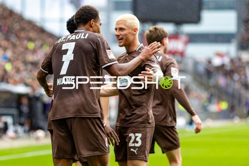 Louis Oppie jubelt mit Teamkollegen des FC St. Pauli
