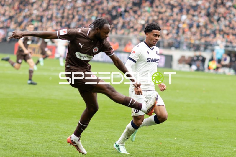 Kevin Wiethaupt (#7; Karlsruher SC) gegen Ricky-Jade Jones (#26; FC St. Pauli) im Zweikampf