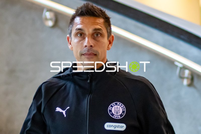 Marcel Rapp, Trainer des FC St. Pauli, im Millerntor-Stadion
