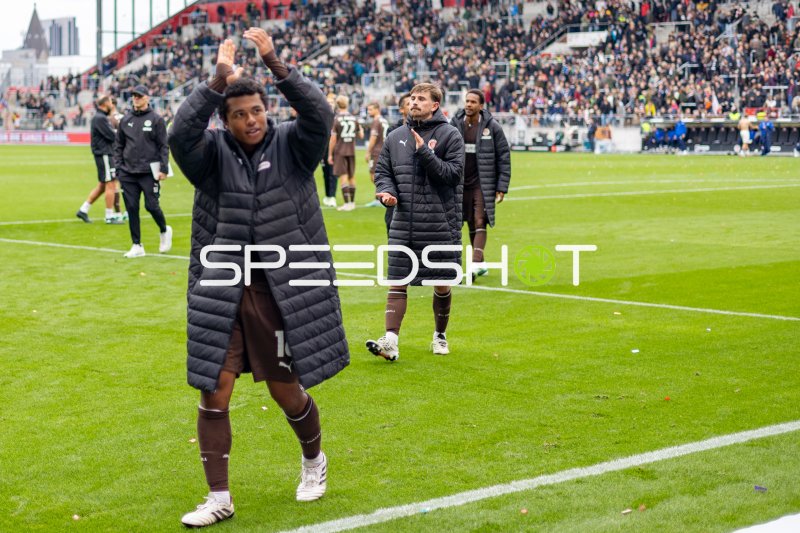 Joel Chima Fujita jubelt mit Youssoupha Niang und Connor Metcalfe im Millerntor-Stadion