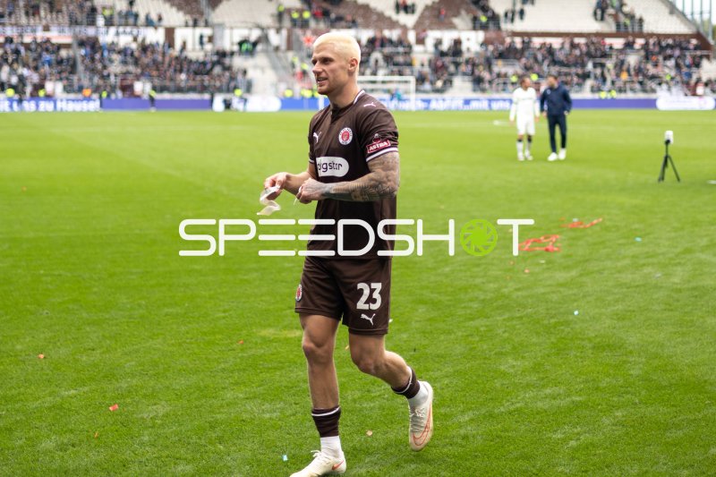 Louis Oppie (#23; FC St. Pauli) beim Aufwärmen im Millerntor-Stadion