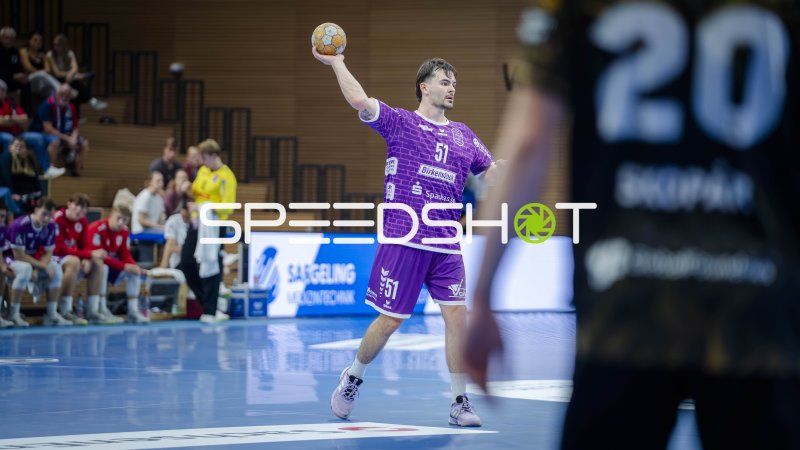 Hendrik Schreiber (#51; TV Hüttenberg) im Sprungwurf