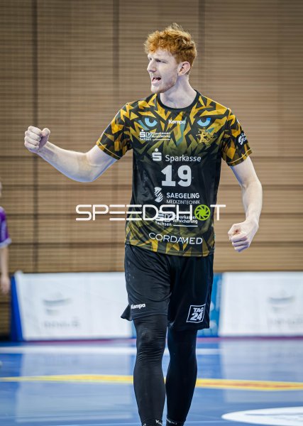 Daniel Bláha (#19; HC Elbflorenz) jubelt nach erfolgreicher Aktion