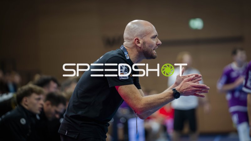 Schiedsrichter leitet Handballspiel in der BallsportArena Dresden
