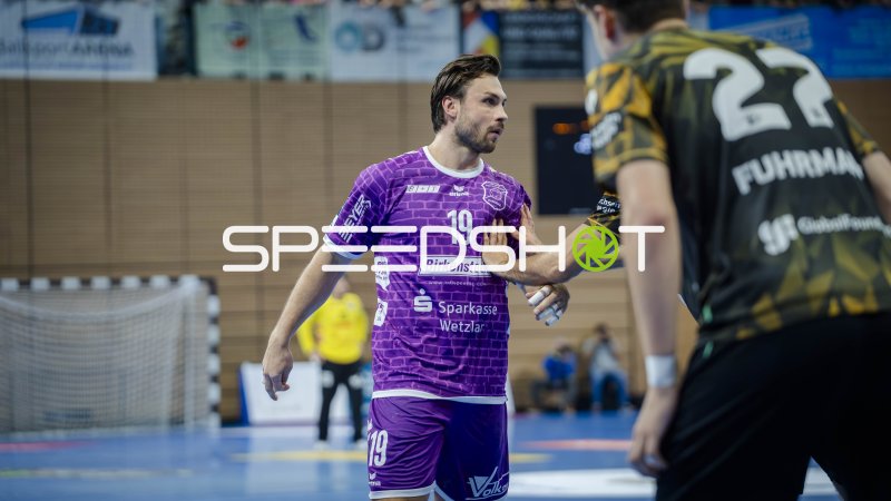 Vit Reichl (#17; TV Hüttenberg) im Spielaufbau gegen HC Elbflorenz