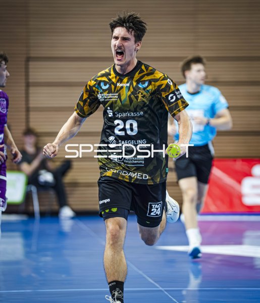 Dominik Skopár (#20; HC Elbflorenz) jubelt nach Tor
