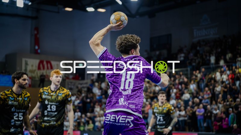 Daniel Bláha (#19; HC Elbflorenz) im Sprungwurf gegen TV Hüttenberg