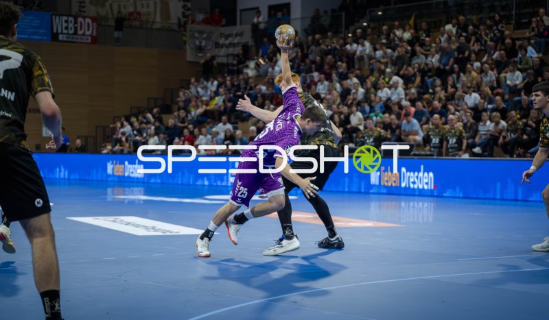 HC Elbflorenz-Spieler im Sprungwurf gegen TV Hüttenberg-Abwehr