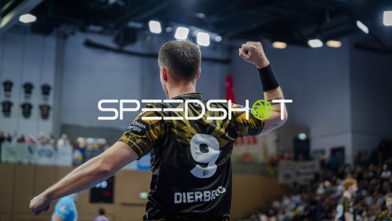 Julius Dierberg (#9; HC Elbflorenz) jubelt nach Treffer