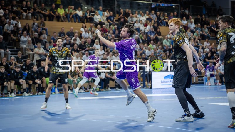 HC Elbflorenz Spieler im Sprungwurf gegen TV Hüttenberg