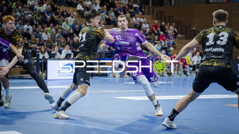Daniel Bláha (#19; HC Elbflorenz) im Angriff gegen TV Hüttenberg