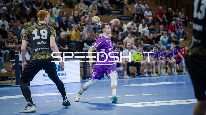 HC Elbflorenz Spieler im Sprungwurf gegen TV Hüttenberg