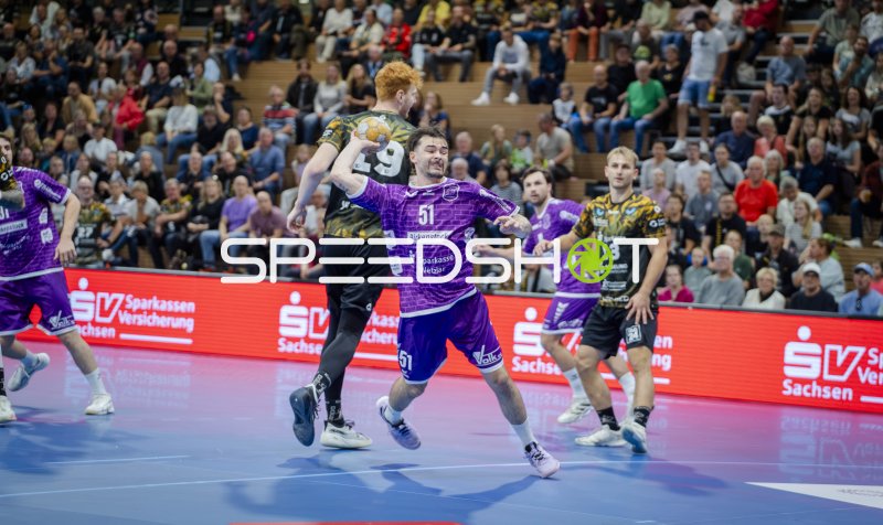 Hendrik Schreiber (#51; TV Hüttenberg) im Sprungwurf gegen HC Elbflorenz
