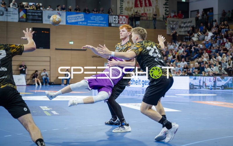 Daniel Bláha (#19; HC Elbflorenz) im Sprungwurf gegen TV Hüttenberg