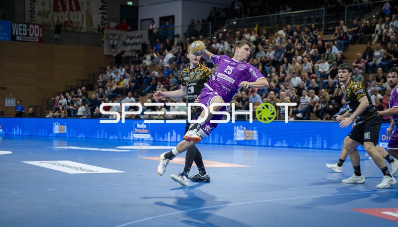 Ediz Aktaş (#21; HC Elbflorenz) im Sprungwurf gegen TV Hüttenberg
