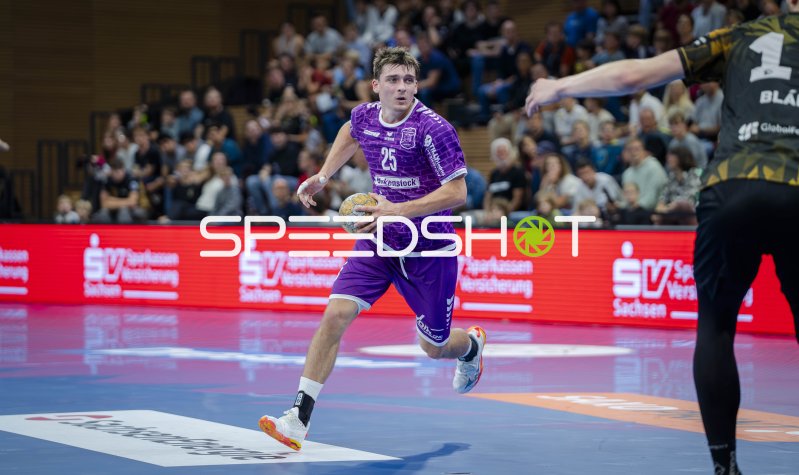 Spieler (#25) von HC Elbflorenz im Angriff