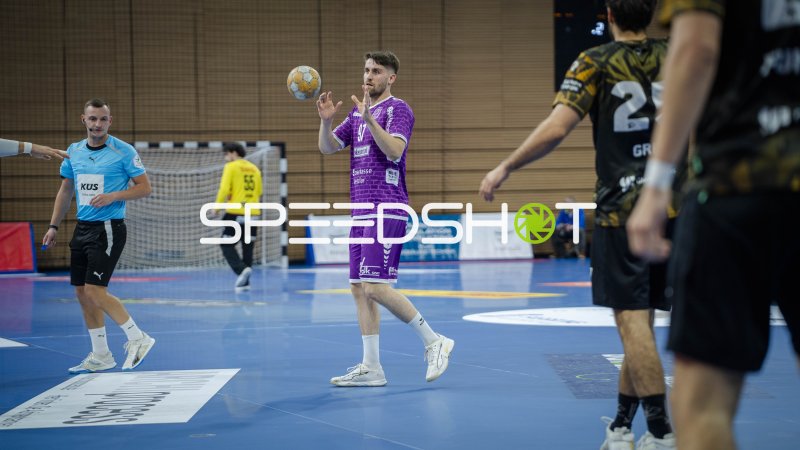 David Kuntscher (#97; TV Hüttenberg) im Sprungwurf gegen HC Elbflorenz