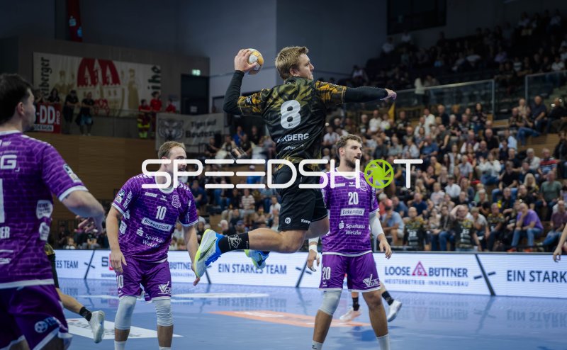 HC Elbflorenz Spieler (#8) im Sprungwurf gegen TV Hüttenberg