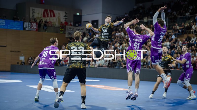 Ivar Stavast (#23; HC Elbflorenz) im Sprungwurf gegen die Abwehr
