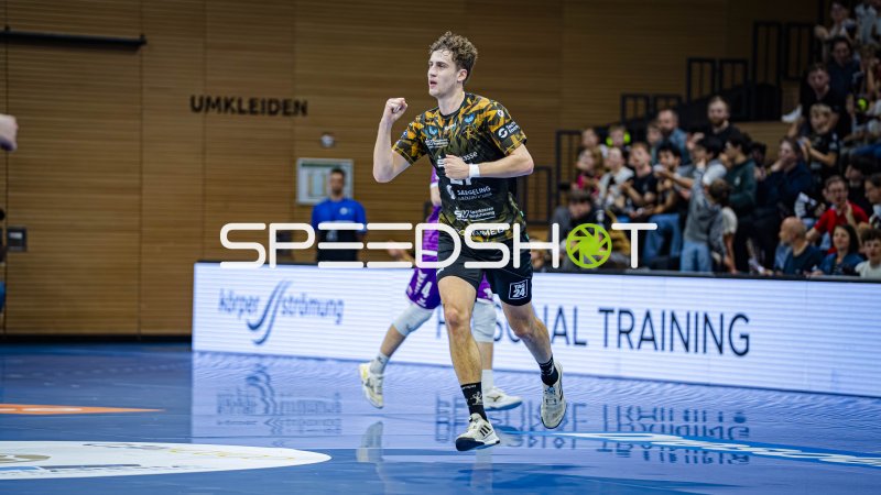 Nils Fuhrmann (#27; HC Elbflorenz) im Laufen nach Tor