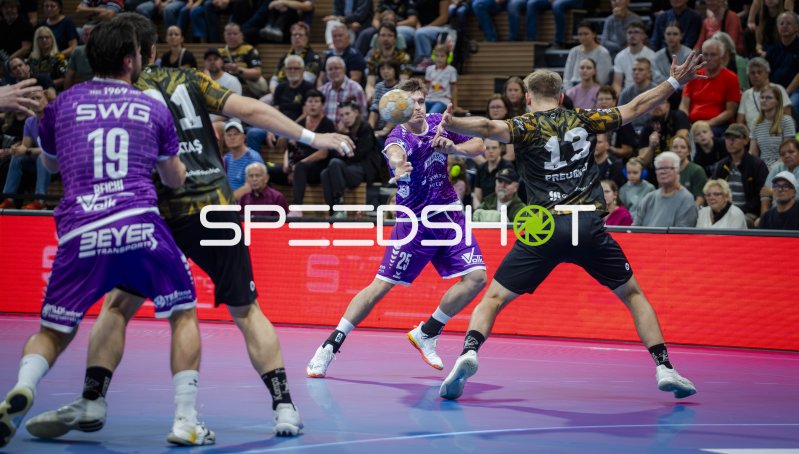 Spieler von TV Hüttenberg im Sprungwurf gegen HC Elbflorenz in Dresden